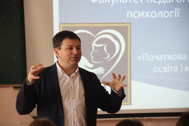 Ректор університету розповідає про особливості навчання 